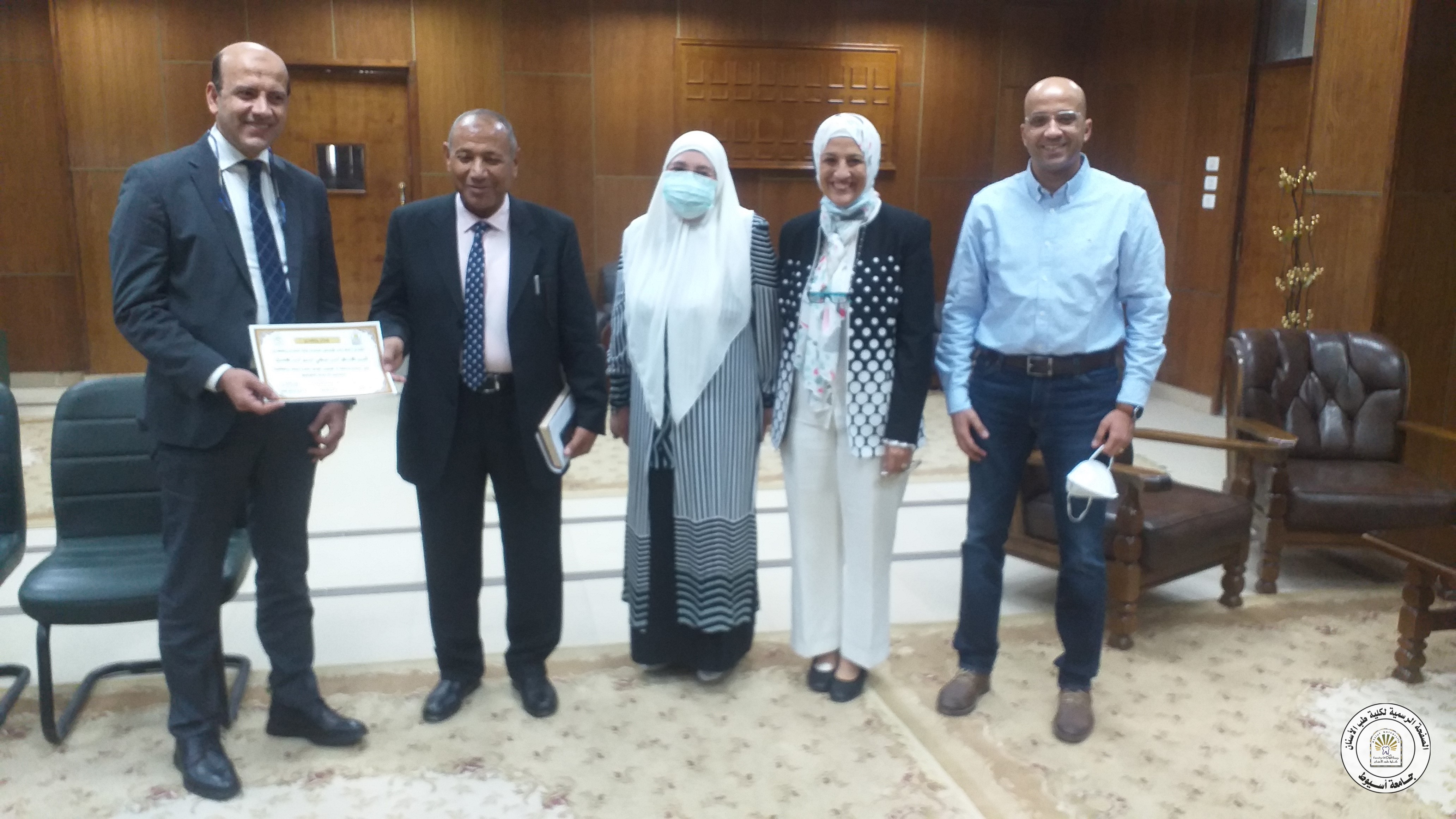 تتقدم إدارة كلية طب الأسنان متمثلة في : أ.د/محمد عبدالمجيد قطامش (عميد الكلية )،أ.د/نجلاء طه المليجي (وكيل الكلية لشئون التعليم والطلاب )،أ.د/هبة الله جمال راشد (وكيل الكلية لشئون خدمة المجتمع وتنمية البيئة ،د/محمد ناهض (مدير المستشفى )،أ/المنتصر حسين (امين عام الكلية )،وجميع العاملين بكافة الإدارات المختلفة بخالص الشكر والتقدير لأستاذ/محمد مصطفى محمود محمد الأشول ؛ لبلوغه سن المعاش وعلى الجهد المبذول اثناء خدمته في إدارة شئون العاملين بالكلية 