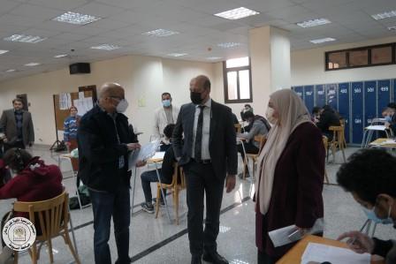 تم اليوم 20/1/2022  جولة أ.د/ محمد عبد المجيد قطامش (عميد الكلية) ، ا.د/ نجلاء طه المليجي (وكيل الكلية لشئون التعليم والطلاب ) لتفقد سير وانتظام لجان الامتحانات بالكلية ، كما قام بجولة بمخازن الكلية والمستشفى .