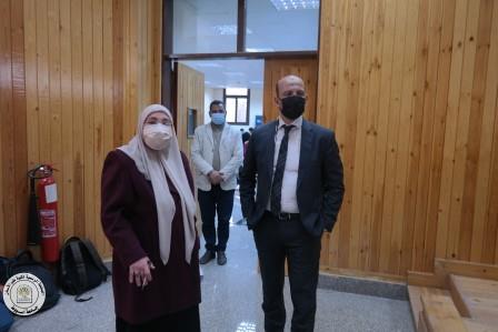 تم اليوم 20/1/2022  جولة أ.د/ محمد عبد المجيد قطامش (عميد الكلية) ، ا.د/ نجلاء طه المليجي (وكيل الكلية لشئون التعليم والطلاب ) لتفقد سير وانتظام لجان الامتحانات بالكلية ، كما قام بجولة بمخازن الكلية والمستشفى .