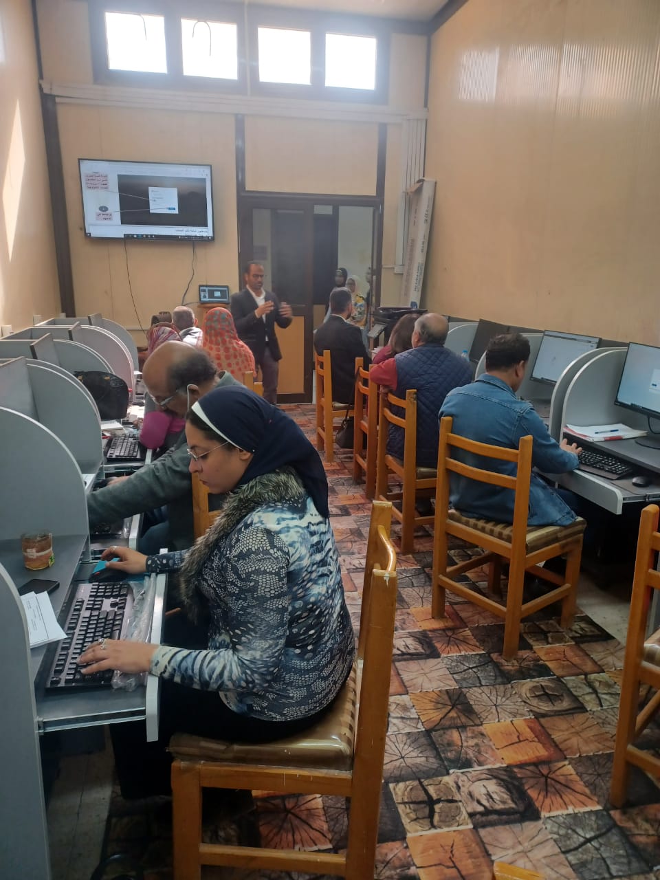 عقد دورة تدريبية للسادة أعضاء هيئة التدريس و الهيئة المعاونة بمعمل الحاسب الآلي بكلية الفنون الجميلة تحت عنوان : استخدام الايميل الاكاديمي و Google Scholar و كيفيه الربط بينهم