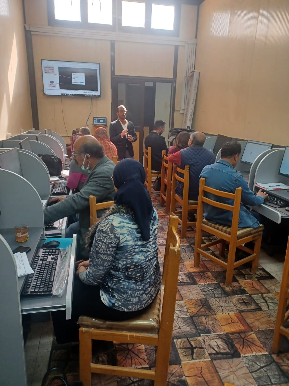 عقد دورة تدريبية للسادة أعضاء هيئة التدريس و الهيئة المعاونة بمعمل الحاسب الآلي بكلية الفنون الجميلة تحت عنوان : استخدام الايميل الاكاديمي و Google Scholar و كيفيه الربط بينهم