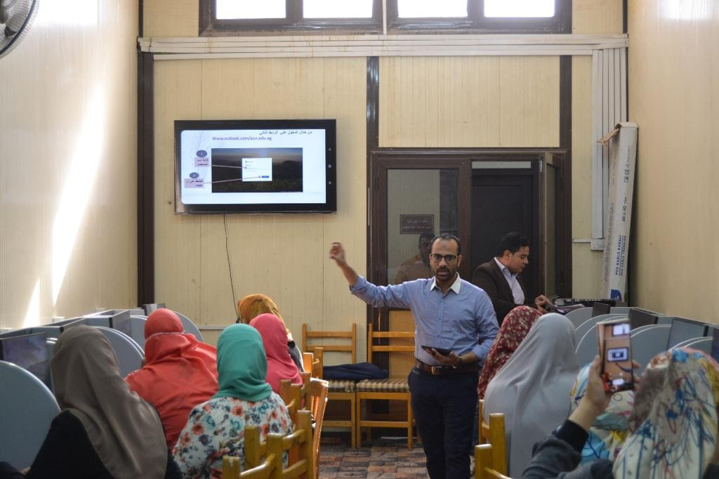 عقد دورة تدريبية للجهاز الإداري بمعمل الحاسب الآلي بكلية الفنون الجميلة تحت عنوان : استخدام الايميل الاكاديمى تحت رعاية الأستاذ الدكتور / أحمد المنشاوي نائب رئيس الجامعة لشئون الدراسات العليا والبحوث والمشرف على الكلية وتحت إشراف السيدة الأستاذ الدكتور / سحر بطرس نجيب وكيل الكلية لشئون خدمة المجتمع وتنمية البيئة و المشرف على معمل الحاسب الآلى السيدة الدكتور / رقية أحمد البشيهي مديرة وحدة تكنولوجيا المعلومات بالكلية ولقد تم حضور الدورة عدد من السادة أعضاء الجهاز الإدارى بالكليه