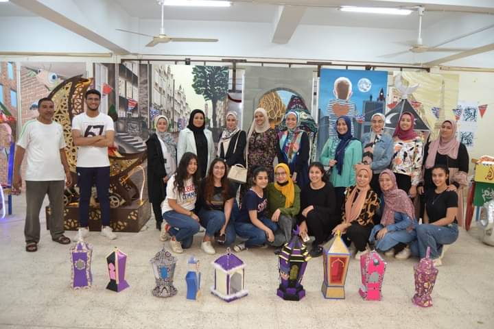 الأستاذ الدكتور أحمد المنشاوي نائب رئيس الجامعة لشؤون الدراسات العليا والبحوث والمشرف علي كلية الفنون الجميلة يفتتح معرضاً فنياً من التراث لطلاب كلية الفنون الجميلة