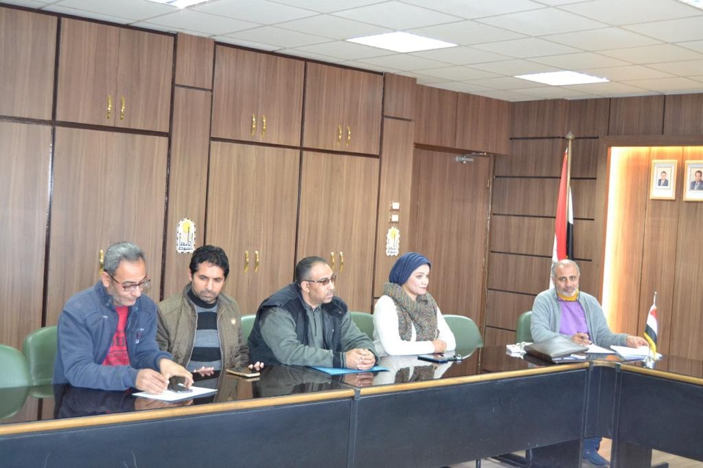 الأستاذ الدكتور أحمد المنشاوي نائب رئيس الجامعة لشئون الدراسات العليا والبحوث والمشرف على كلية الفنون الجميلة يكرم فريق عمل كلية الفنون الجميلة المتقدمين للمنافسة في جائزة جامعة أسيوط للجودة والتميز الحكومي في نسختها الأولى تقديراً لمشاركتهم الإيجابية وذلك فى حضور السادة أعضاء مجلس كلية الفنون الجميلة