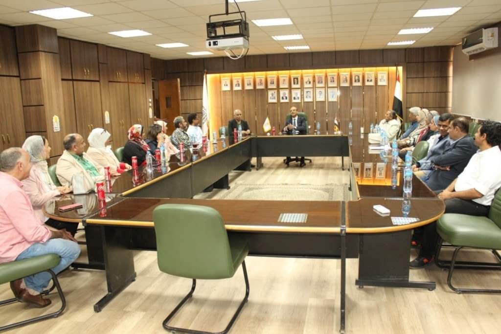 الدكتور أحمد المنشاوي نائب رئيس جامعة أسيوط لشئون الدراسات العليا والبحوث والمشرف على كلية الفنون الجميلة يستقبل أعضاء لجان تحكيم مشروع تخرج الدفعة الثانية لطلاب الفرقة الرابعة بكلية الفنون الجميلة