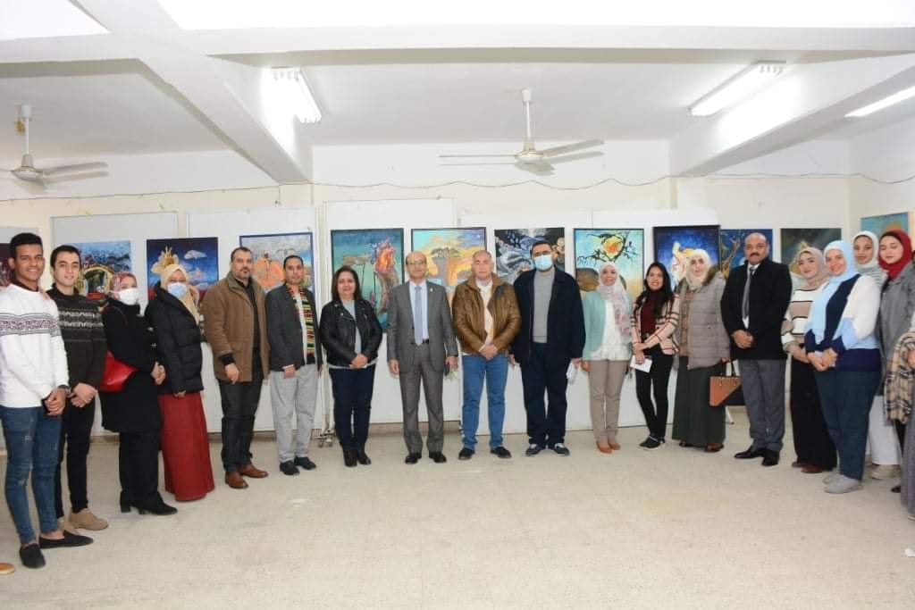 لأستاذ الدكتور / أحمد المنشاوي نائب رئيس الجامعة لشئون الدراسات العليا والبحوث والمشرف على الكلية يفتتح معرضاً فنيا بكلية الفنون الجميلة بعنوان " الحقيقة بأعيننا "