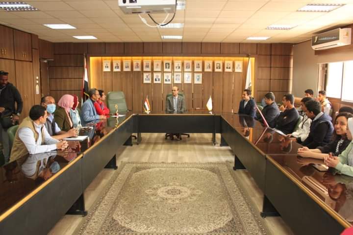 نائب رئيس جامعة أسيوط يكرم فريقا من طلاب كلية الفنون الجميلة للفوز بالمركز الأول ملابس والثالث ديكور في مهرجان الابداع المسرحي العاشر