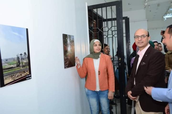 الأستاذ الدكتور /أحمد المنشاوي نائب رئيس الجامعة لشئون الدراسات العليا والبحوث والمشرف على كلية الفنون الجميلة يفتتح  معرض التصوير الفوتوغرافى الثانى لطلاب الفرقة الأولى بكلية الفنون الجميلة تحت عنوان " تمرد عدسة "والمنعقد بقصر ثقافة أسيوط
