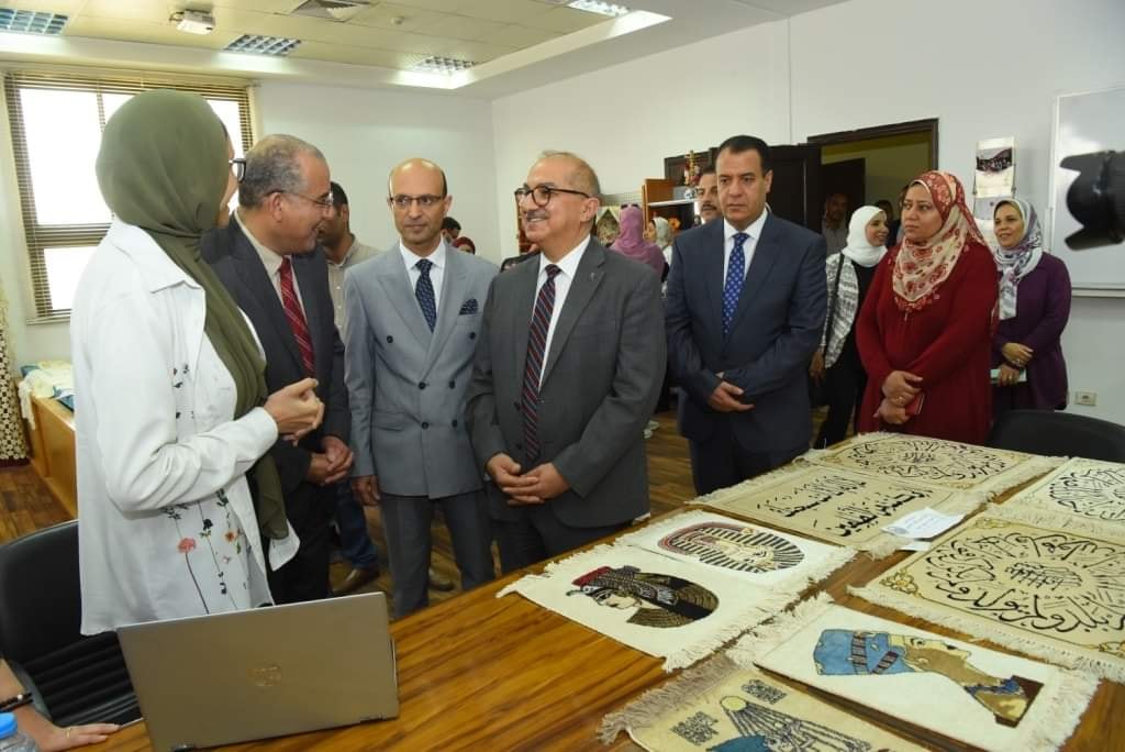 تحت رعاية الاستاذ الدكتور طارق الجمال رئيس الجامعة  والأستاذ الدكتور أحمد المنشاوى نائب رئيس الجامعة لشئون الدراسات العليا والبحوث والمشرف على الكلية والأستاذ الدكتور شحاتة غريب نائب رئيس الجامعة لشئون التعليم والطلاب ، والأستاذ الدكتور مها غانم نائب رئيس الجامعة لشئون خدمة المجتمع وتنمية البيئة  رئيس جامعة أسيوط يفتتح معرضاً فنياً لطلاب كلية الفنون الجميلة بالتعاون مع معهد تكنولوجيا المعلومات بأسيوط أكد الدكتور طارق الجمال رئيس جامعة أسيوط على حرص إدارة الجامعة على تشجيع ودعم المواهب الفنية داخل مختلف كليات الجامعة بصفة عامة والكليات الفنية بصفة خاصة وذلك بما يضمن إتاحة الفرصة الكاملة لتأهيل الطلاب وتدريبهم على النحو الذى يمكنهم من المنافسة القوية فى تخصصاتهم سواء داخل مصر أو خارجها . جاء ذلك خلال افتتاح سيادته لمعرضاً فنياً كلية الفنون الجميلة بالجامعة تحت إشراف الدكتورة سحر بطرس وكيل الكلية لشئون خدمة المجتمع و تنمية البيئة والدكتورة غادة النجار رئيس قسم الديكور والمقام بالتعاون مع معهد تكنولوجيا المعلومات بأسيوط ITI وذلك بحضور المهندس أيمن عياد مدير فرع ITIبأسيوط و الدكتور محمد عبد الحكيم و كيل الكلية لشئون التعليم و الطلاب و الدكتور محمد حلمي الحفناوى وكيل الكلية لشئون الدراسات العليا و البحوث والمشرف على قسم العمارة ، والدكتور محمد ثابت بدارى رئيس قسم التصوير وعميد الكلية السابق والدكتور محسن سليم رئيس قسم النحت والدكتور حسن عبدالعليم منسق قسم الجرافيك و الدكتورة أمل عبدالوارث مدير وحدة ضمان الجودة والدكتورة نجلاء بدوى مدرس بقسم التصوير ولفيف من السادة اعضاء هيئة التدريس ومعاونيهم ومجموعات من الطلاب المشاركين . وصرح الدكتور أحمد المنشاوى نائب رئيس الجامعة لشئون الدراسات العليا والبحوث والمشرف على الكلية أن المعرض تم إقامته بالتعاون مع معهد تكنولوجيا المعلومات ويضم أكثر من 60 لوحة فنية تتنوع بين فنون الطباعة والتصوير والتصميم إلى جانب 20 مجسم ورسم هندسى من طلاب قسم العمارة إلى جانب أجنحة من المعرض تضم معروضات فنية لبيت التلى والذى يُعد أحد فنون التراث المميز لمحافظة أسيوط وبعض السجاد والمفروشات والمشغولات اليدوية الذى ضمها المعرض مساهمةً من عدد من الجمعيات ومنظمات المجتمع المدنى بأسيوط مثل جمعية الفتاة العصرية للتنمية وجمعية السمبلة لتنمية المجتمع إلى جانب الطلاب الموهوبين بالمعهد 