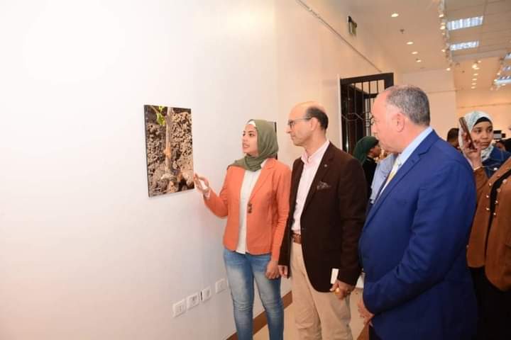 الأستاذ الدكتور /أحمد المنشاوي نائب رئيس الجامعة لشئون الدراسات العليا والبحوث والمشرف على كلية الفنون الجميلة يفتتح  معرض التصوير الفوتوغرافى الثانى لطلاب الفرقة الأولى بكلية الفنون الجميلة تحت عنوان " تمرد عدسة "والمنعقد بقصر ثقافة أسيوط