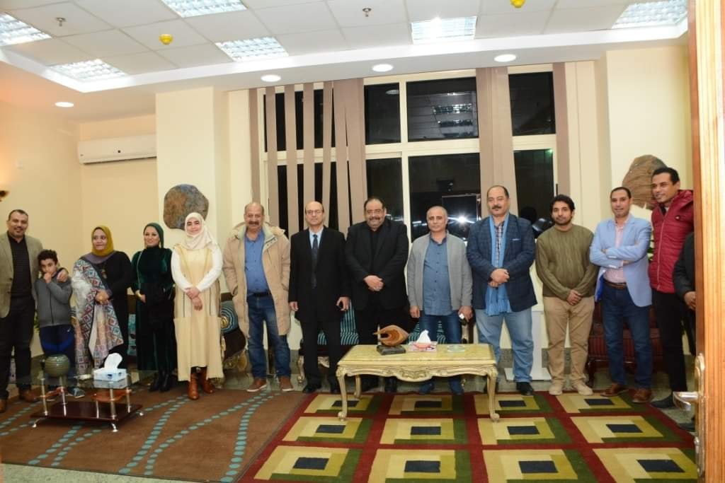 افتتح الاستاذ الدكتور/ احمد المنشاوى معرضاً فنياً عن " التنمية المستدامة" للتعبير عن حركة المشروعات التنموية التي تشهدها البلاد فى العهد الحالي