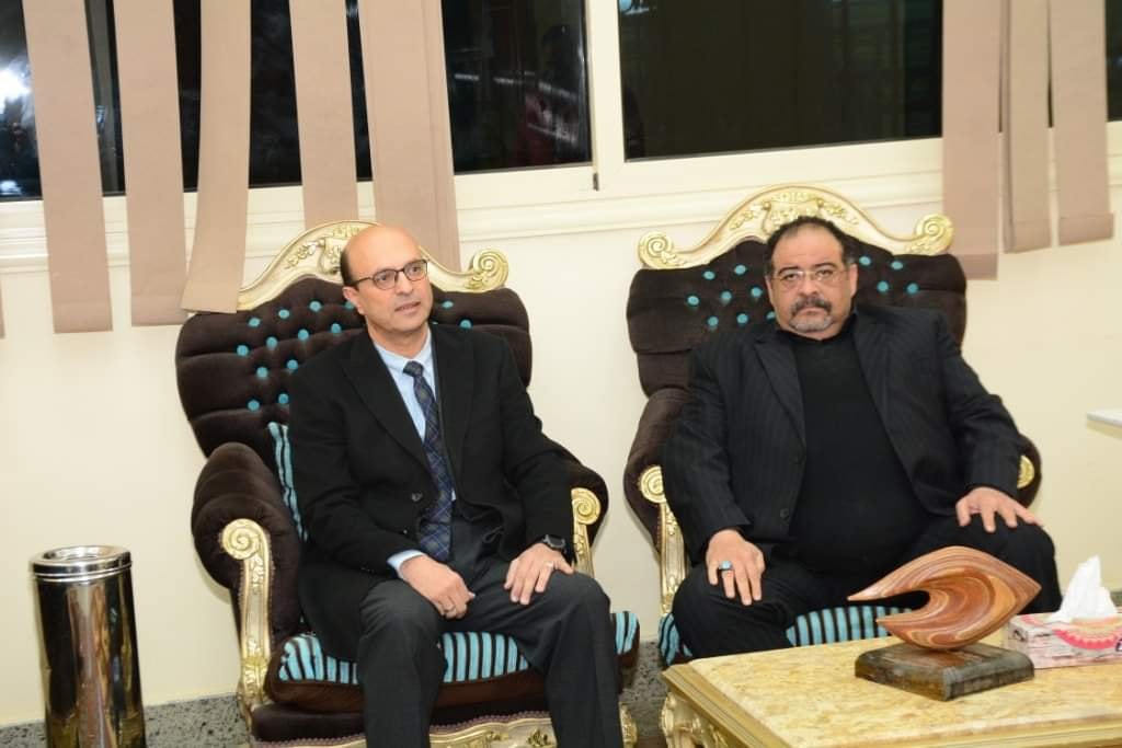 افتتح الاستاذ الدكتور/ احمد المنشاوى معرضاً فنياً عن " التنمية المستدامة" للتعبير عن حركة المشروعات التنموية التي تشهدها البلاد فى العهد الحالي