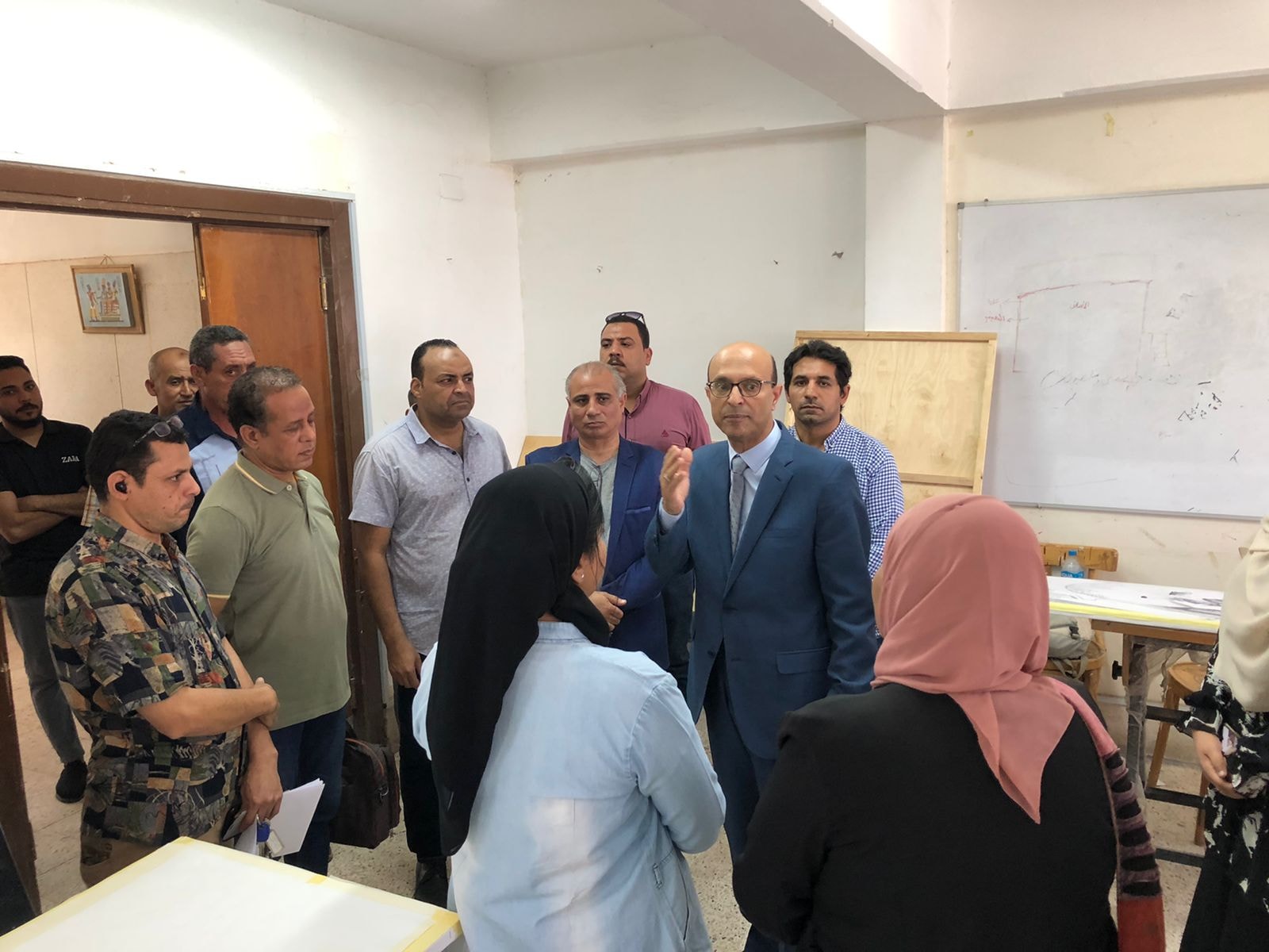 الاستاذ الدكتور أحمد المنشاوي نائب رئيس الجامعة لشئون الدراسات العليا و البحوث و المشرف على كلية الفنون الجميلة يتابع بدايات مشروع تخرج الفرقة الرابعة (الدفعة الثانية) لكلية الفنون الجميلة للعام الجامعى ٢٠٢٢/٢٠٢١م