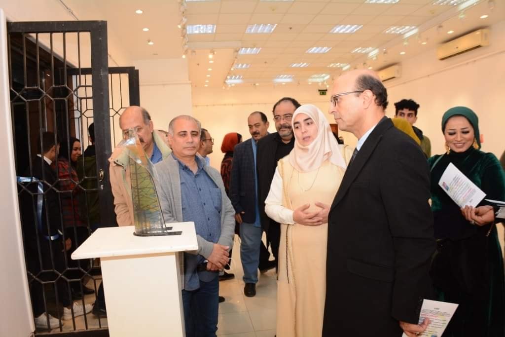 افتتح الاستاذ الدكتور/ احمد المنشاوى معرضاً فنياً عن " التنمية المستدامة" للتعبير عن حركة المشروعات التنموية التي تشهدها البلاد فى العهد الحالي