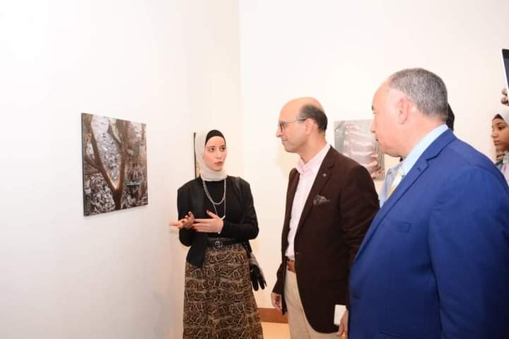 ​  الأستاذ الدكتور /أحمد المنشاوي نائب رئيس الجامعة لشئون الدراسات العليا والبحوث والمشرف على كلية الفنون الجميلة يفتتح معرض التصوير الفوتوغرافى الثانى لطلاب الفرقة الأولى بكلية الفنون الجميلة تحت عنوان " تمرد عدسة "والمنعقد بقصر ثقافة أسيوط [إضغط و إسحب للتحريك] ​