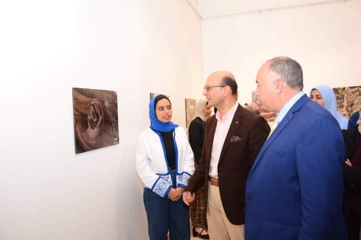 ​  الأستاذ الدكتور /أحمد المنشاوي نائب رئيس الجامعة لشئون الدراسات العليا والبحوث والمشرف على كلية الفنون الجميلة يفتتح معرض التصوير الفوتوغرافى الثانى لطلاب الفرقة الأولى بكلية الفنون الجميلة تحت عنوان " تمرد عدسة "والمنعقد بقصر ثقافة أسيوط [إضغط و إسحب للتحريك] ​