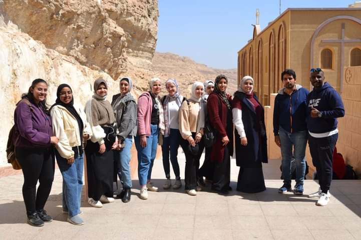 زيارة كلية الفنون الجميلة لدير مارمينا المعلق بجبل ابنوب (المعابدة) ضمن فعاليات أجندة تنمية وتنشيط الوعى السياحي