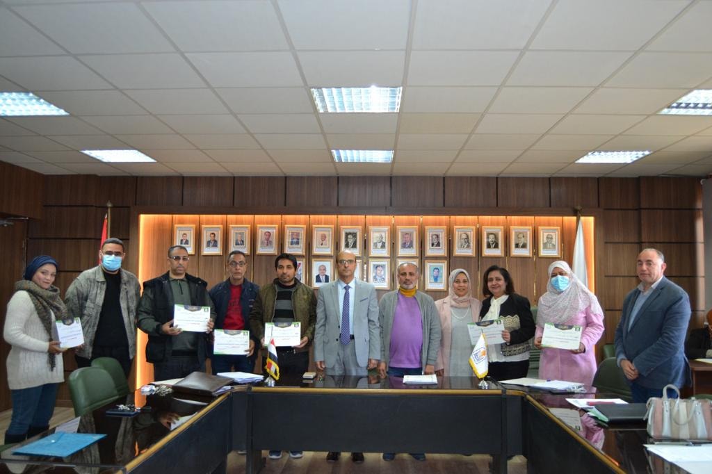 الأستاذ الدكتور أحمد المنشاوي نائب رئيس الجامعة لشئون الدراسات العليا والبحوث والمشرف على كلية الفنون الجميلة يكرم فريق عمل كلية الفنون الجميلة المتقدمين للمنافسة في جائزة جامعة أسيوط للجودة والتميز الحكومي في نسختها الأولى تقديراً لمشاركتهم الإيجابية وذلك فى حضور السادة أعضاء مجلس كلية الفنون الجميلة