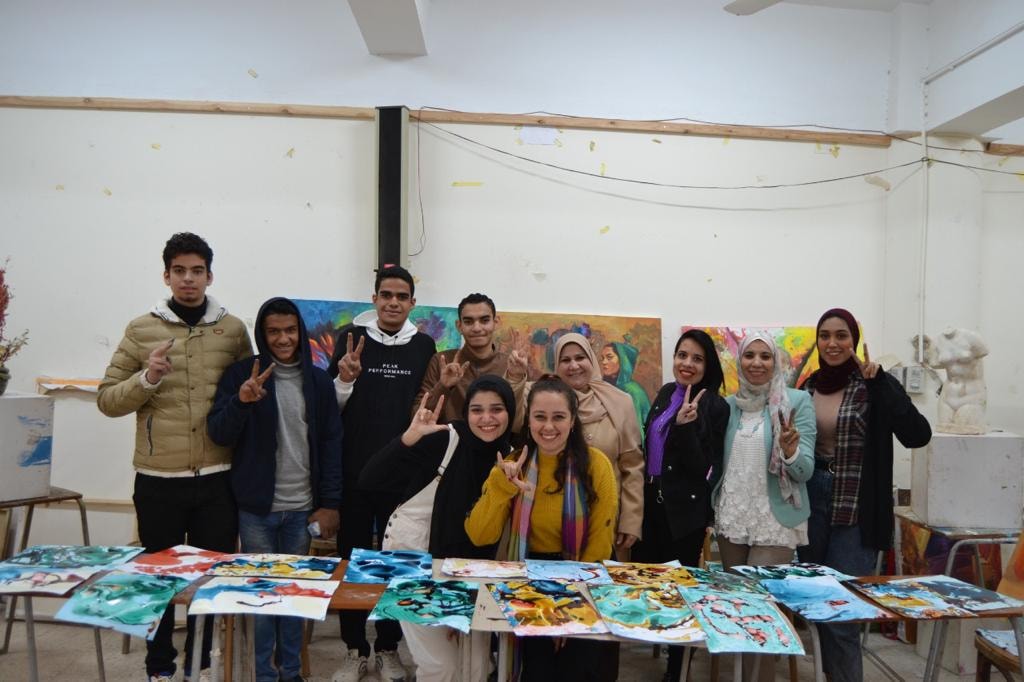 تحت رعاية الأستاذ الدكتور احمد المنشاوي نائب رئيس الجامعة لشئون الدراسات العليا والبحوث والمشرف على كلية الفنون الجميلة  وتحت اشراف دكتورة سحر بطرس وكيل الكلية لشئون خدمة المجتمع وتنمية البيئة ودكتور محمد عبد الحكيم وكيل الكلية لشئون الطلاب وإدارة رعاية الشباب وإدارة العلاقات العامة والاعلام بالكلية  ، حيث استقبلت الكلية الطلاب ذوي الهمم من طلاب مركز رعاية ذوى الهمم بالجامعة ، كلية التربية النوعية -قسم التربية الفنية ، مدرسة المكفوفين ، الجمعية المصرية لذوى الإعاقة السمعية ، الجمعية النسائية لمشاركتهم العمل وسط ابناء الكلية من الطلبة لمحاولة ادماجهم في المجتمع وتنمية مواهبهم وقد أوضحت د/ نجلاء بدوي هارون  المدرس بقسم التصوير من خلال الورشة تعريف ونشأت فن الإبرو. ( الرسم على الماء ) وأن الهدف من هذه الورشة لطلاب ذوي الهمم تنمية القدرة البصرية وتوسيع افاقهم الفكرية وإثارة شغفهم تجاه الالوان وقدرتهم على التخيل مما ساعد في إنتاج أعمال فنية متميزة وان كل منهم على حدة له مجموعة لونية مفضلة وجميلة . و أكدت د. هبه فوزى المدرس بقسم الجرافيك على أهمية الفن فى تطوير شخصيات تلك الطلاب نظرا لما لديهم من اختلافات في الجسد أو الفكر أو في الحس ، الأمر الذي يحد من قدرتهم على ممارسة النشاطات الأساسية والشخصية والاجتماعية . و من هنا تبنت كلية الفنون الجميلة جامعة اسيوط هذه المبادرة لتقديم دور فعال فى اظهار المهارات الفنية المتعددة لتلك الطلاب ودمجهم مع المجتمع الخارجى للارتقاء بمهارتهم و الكشف عن المواهب الفنية الموجودة فيهم لاخراج منتج فنى يعبر عن القدرات الخاصة لهم  وقد اثمرت الورشة اعمال فنية عديدة ناتج من التزام وتواجد الطلاب ذوى الهمم والمجهود المبذول والاصرار على العمل والتواصل مع طلاب الكلية