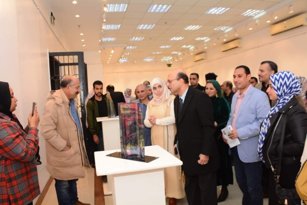 افتتح الاستاذ الدكتور/ احمد المنشاوى معرضاً فنياً عن " التنمية المستدامة" للتعبير عن حركة المشروعات التنموية التي تشهدها البلاد فى العهد الحالي