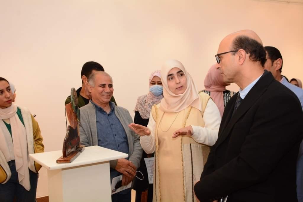 افتتح الاستاذ الدكتور/ احمد المنشاوى معرضاً فنياً عن " التنمية المستدامة" للتعبير عن حركة المشروعات التنموية التي تشهدها البلاد فى العهد الحالي