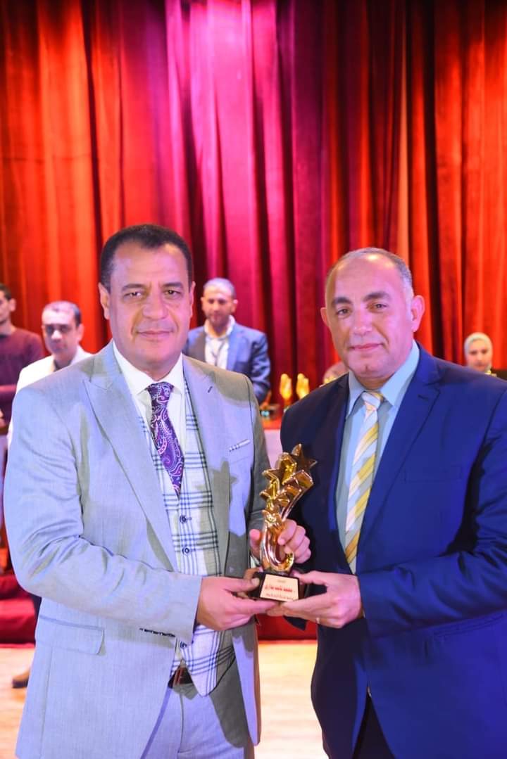 تكريم الأستاذ الدكتور محمد ثابت بدارى رئيس قسم التصوير وعميد الكلية السابق كعضو لجنة تحكيم بمهرجان الابداع المسرحى العاشر 