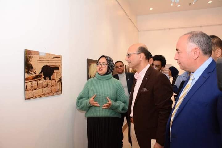 ​  ​ الأستاذ الدكتور /أحمد المنشاوي نائب رئيس الجامعة لشئون الدراسات العليا والبحوث والمشرف على كلية الفنون الجميلة يفتتح معرض التصوير الفوتوغرافى الثانى لطلاب الفرقة الأولى بكلية الفنون الجميلة تحت عنوان " تمرد عدسة "والمنعقد بقصر ثقافة أسيوط [إضغط و إسحب للتحريك] ​ [إضغط و إسحب للتحريك] ​