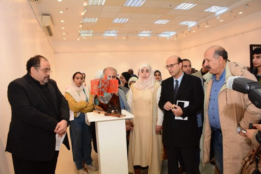 افتتح الاستاذ الدكتور/ احمد المنشاوى معرضاً فنياً عن " التنمية المستدامة" للتعبير عن حركة المشروعات التنموية التي تشهدها البلاد فى العهد الحالي