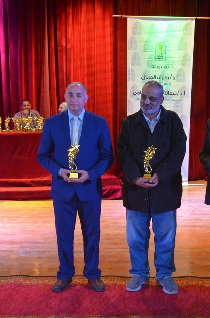 تكريم الأستاذ الدكتور محمد ثابت بدارى رئيس قسم التصوير وعميد الكلية السابق كعضو لجنة تحكيم بمهرجان الابداع المسرحى العاشر 