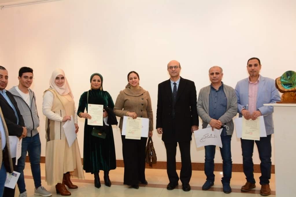 افتتح الاستاذ الدكتور/ احمد المنشاوى معرضاً فنياً عن " التنمية المستدامة" للتعبير عن حركة المشروعات التنموية التي تشهدها البلاد فى العهد الحالي