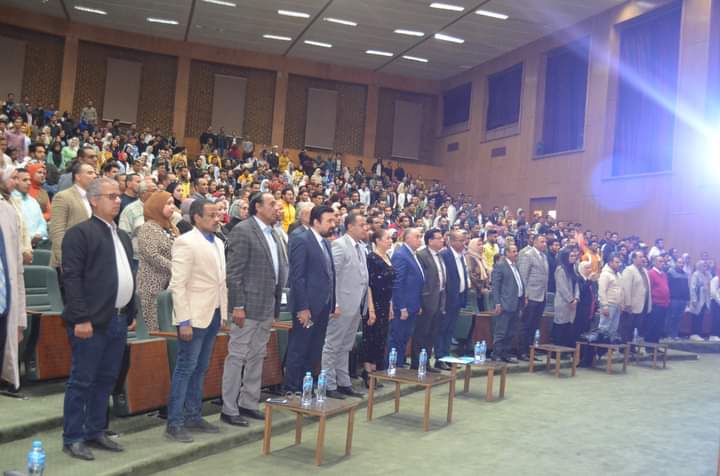 تكريم الأستاذ الدكتور محمد ثابت بدارى رئيس قسم التصوير وعميد الكلية السابق كعضو لجنة تحكيم بمهرجان الابداع المسرحى العاشر 