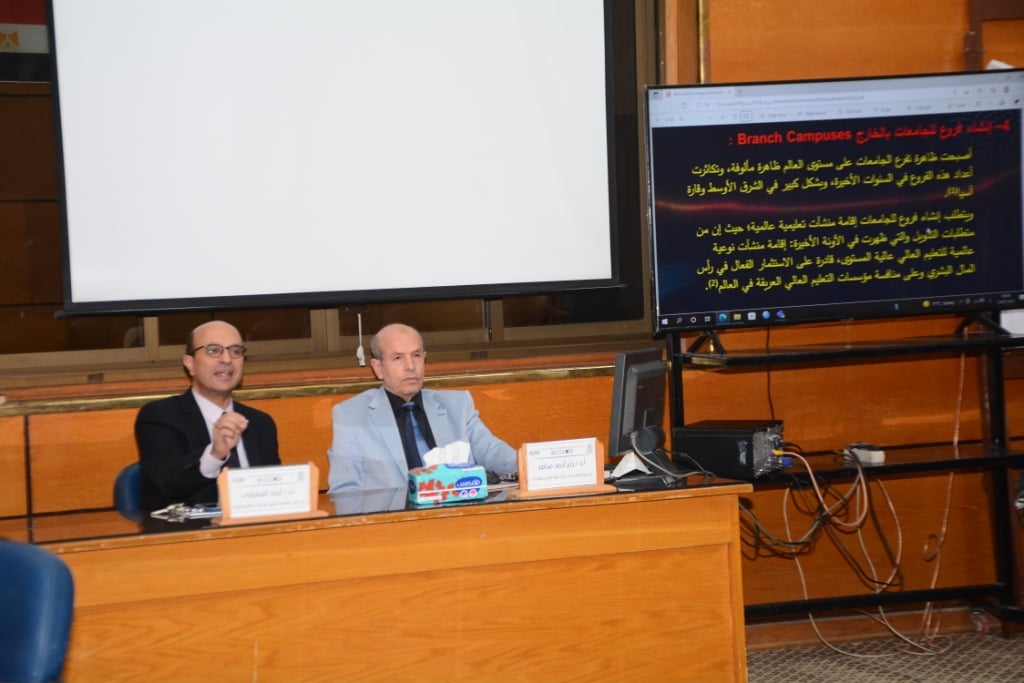 افتتاح البرنامج التأهيلي للأساتذة المتقدمين لمنصب عميد من مختلف كليات الجامعة