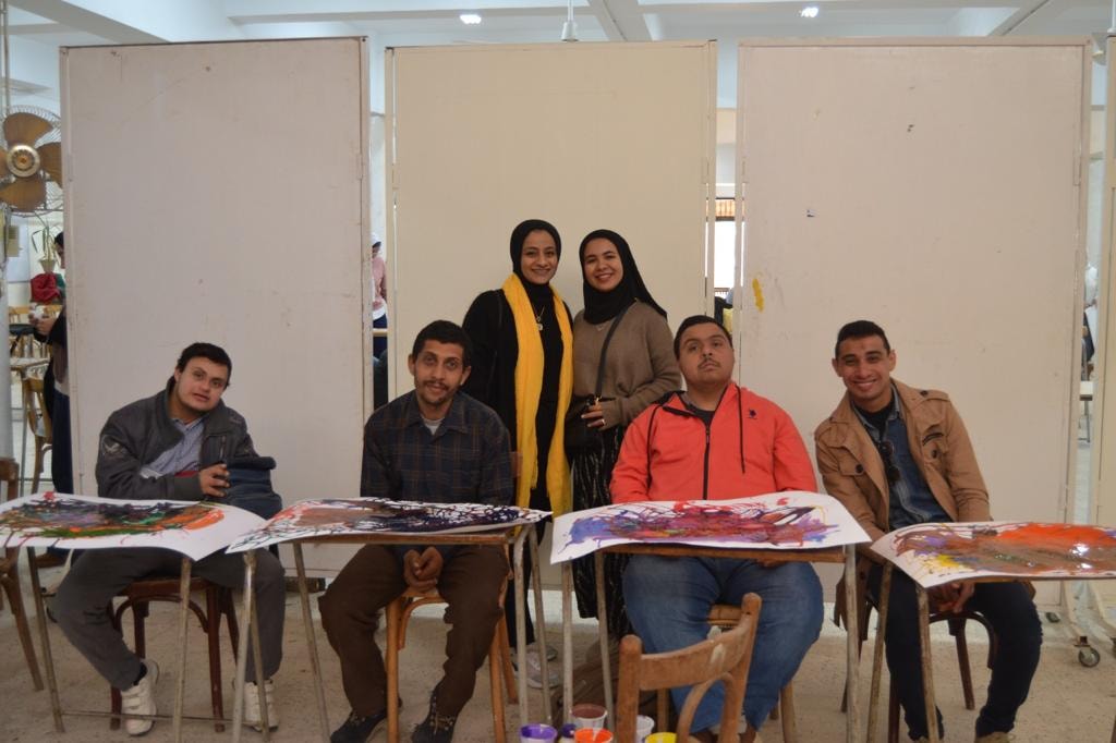 في إطار التعاون بين مؤسسات وكليات جامعة اسيوط العريقة وفئات المجتمع الخارجى تستكمل كلية الفنون الجميلة ليومها الثانى ورشة ذوى الهمم