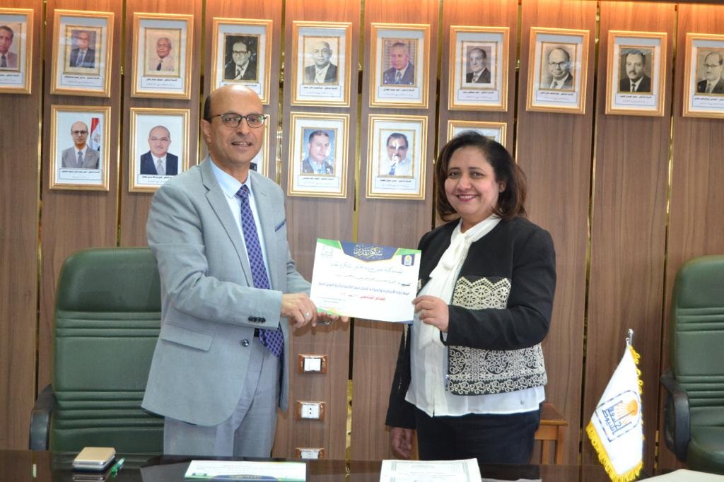 الأستاذ الدكتور أحمد المنشاوي نائب رئيس الجامعة لشئون الدراسات العليا والبحوث والمشرف على كلية الفنون الجميلة يكرم فريق عمل كلية الفنون الجميلة المتقدمين للمنافسة في جائزة جامعة أسيوط للجودة والتميز الحكومي في نسختها الأولى تقديراً لمشاركتهم الإيجابية وذلك فى حضور السادة أعضاء مجلس كلية الفنون الجميلة