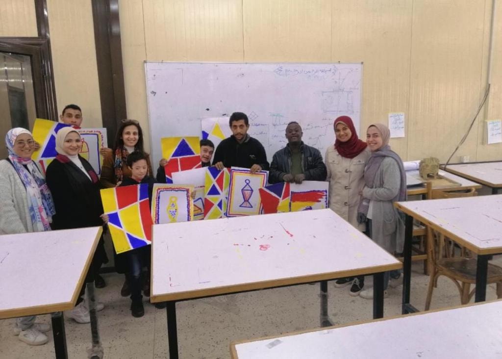 تحت رعاية الأستاذ الدكتور احمد المنشاوي نائب رئيس الجامعة لشئون الدراسات العليا والبحوث والمشرف على كلية الفنون الجميلة  وتحت اشراف دكتورة سحر بطرس وكيل الكلية لشئون خدمة المجتمع وتنمية البيئة ودكتور محمد عبد الحكيم وكيل الكلية لشئون الطلاب وإدارة رعاية الشباب وإدارة العلاقات العامة والاعلام بالكلية  ، حيث استقبلت الكلية الطلاب ذوي الهمم من طلاب مركز رعاية ذوى الهمم بالجامعة ، كلية التربية النوعية -قسم التربية الفنية ، مدرسة المكفوفين ، الجمعية المصرية لذوى الإعاقة السمعية ، الجمعية النسائية لمشاركتهم العمل وسط ابناء الكلية من الطلبة لمحاولة ادماجهم في المجتمع وتنمية مواهبهم وقد أوضحت د/ نجلاء بدوي هارون  المدرس بقسم التصوير من خلال الورشة تعريف ونشأت فن الإبرو. ( الرسم على الماء ) وأن الهدف من هذه الورشة لطلاب ذوي الهمم تنمية القدرة البصرية وتوسيع افاقهم الفكرية وإثارة شغفهم تجاه الالوان وقدرتهم على التخيل مما ساعد في إنتاج أعمال فنية متميزة وان كل منهم على حدة له مجموعة لونية مفضلة وجميلة . و أكدت د. هبه فوزى المدرس بقسم الجرافيك على أهمية الفن فى تطوير شخصيات تلك الطلاب نظرا لما لديهم من اختلافات في الجسد أو الفكر أو في الحس ، الأمر الذي يحد من قدرتهم على ممارسة النشاطات الأساسية والشخصية والاجتماعية . و من هنا تبنت كلية الفنون الجميلة جامعة اسيوط هذه المبادرة لتقديم دور فعال فى اظهار المهارات الفنية المتعددة لتلك الطلاب ودمجهم مع المجتمع الخارجى للارتقاء بمهارتهم و الكشف عن المواهب الفنية الموجودة فيهم لاخراج منتج فنى يعبر عن القدرات الخاصة لهم  وقد اثمرت الورشة اعمال فنية عديدة ناتج من التزام وتواجد الطلاب ذوى الهمم والمجهود المبذول والاصرار على العمل والتواصل مع طلاب الكلية