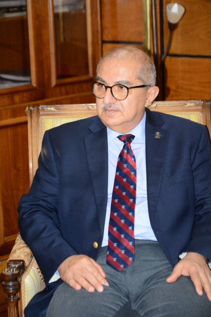 رئيس جامعة أسيوط يكرم ضيوف الجامعة المشاركين في ختام أعمال الورشة الفنية الدولية بقسم التصوير بكلية الفنون الجميلة