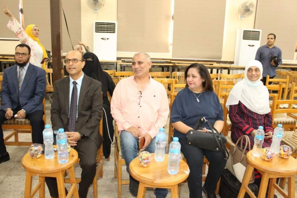 شهد الأستاذ الدكتور أحمد المنشاوى نائب رئيس الجامعة لشئون الدراسات العليا والبحوث والمشرف العام علي كلية الفنون الجميلة إنطلاق فاعليات حفل مشاريع تخرج قسم العمارة بكلية الفنون الجميلة الدفعة الثانية 