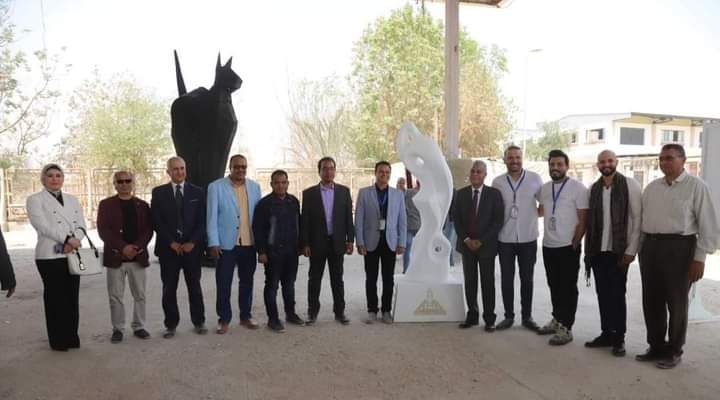 مشاركة وفد من طلاب قسم النحت بكلية الفنون الجميله جامعة اسيوط فى سمبوزيوم النحت والخزف  كلية التربية النوعية جامعة جنوب الوادي فى الفترة من ١٩ إلى ٢٩مارس ٢٠٢٢ م بعمل نحتي بأسم  (قطه) نحت مجسم بالحديد والصاج ارتفاع ٥ متر