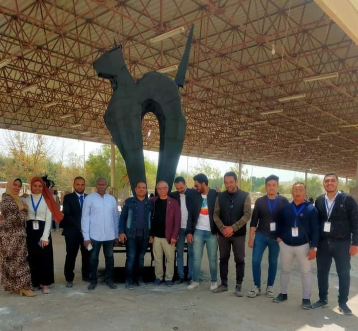 مشاركة وفد من طلاب قسم النحت بكلية الفنون الجميله جامعة اسيوط فى سمبوزيوم النحت والخزف  كلية التربية النوعية جامعة جنوب الوادي فى الفترة من ١٩ إلى ٢٩مارس ٢٠٢٢ م بعمل نحتي بأسم  (قطه) نحت مجسم بالحديد والصاج ارتفاع ٥ متر
