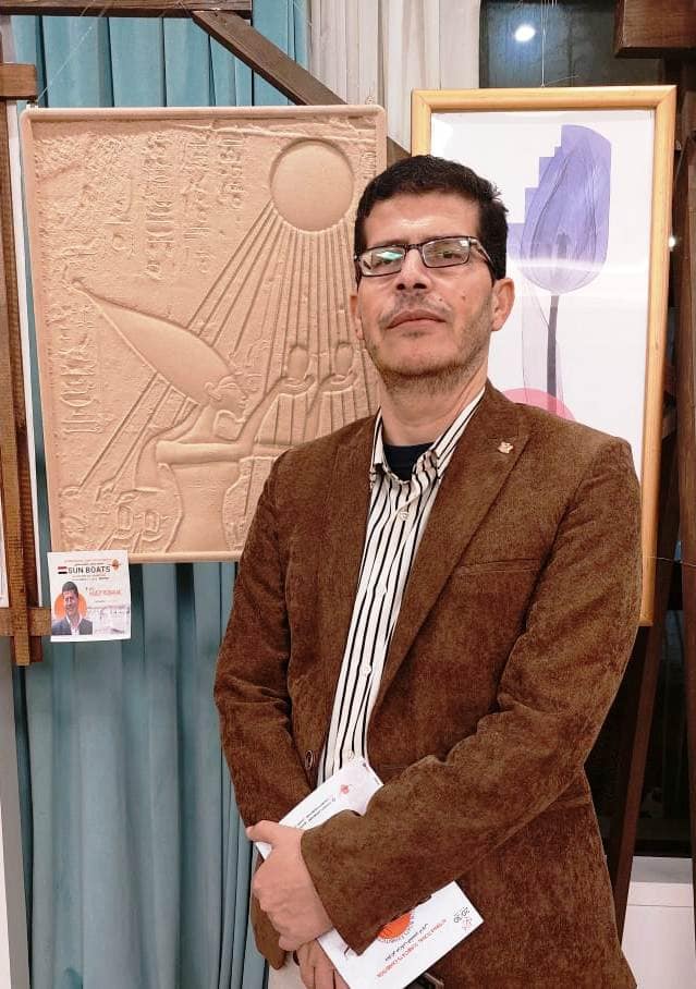 مشاركة الدكتور/حمدى عبدالستار المدرس بقسم النحت بالكلية فى المعرض الدولي الثالث لمراكب الشمس للفنون التشكيلية على ضفاف نهر النيل -المنيا  الثلاثاء 15 نوفمبر 2022  بعمل نحت رقمى لإخناتون يتعبد لقرص الشمس اتون