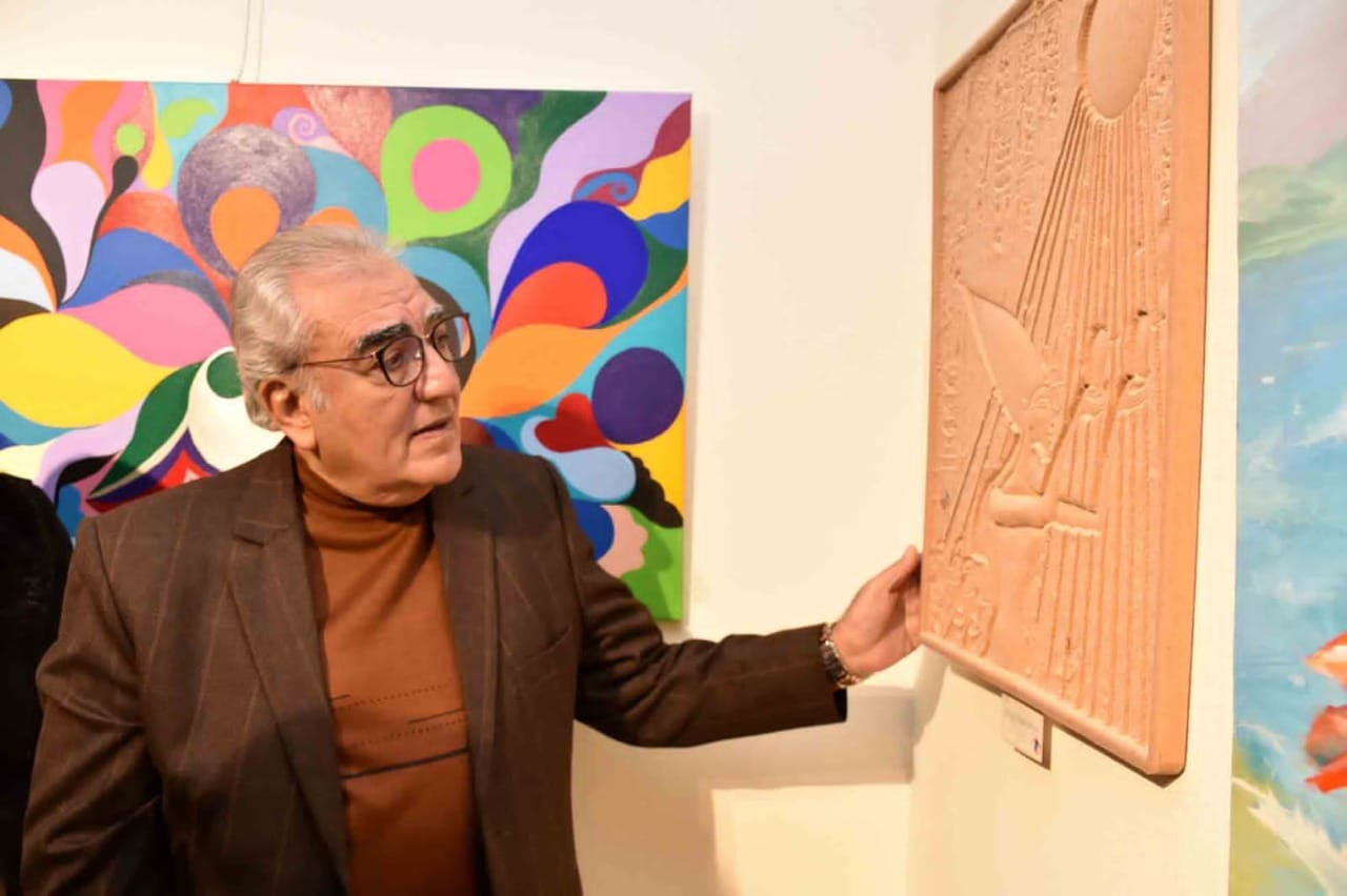 مشاركة الدكتور حمدى عبد الستار مدرس بقسم النحت بالكلية فى معرض بصمة كضيف شرف والذى تم افتتاحه الثلاثاء 17 يناير بتنظيم جاليرى لمسات وكانت المشاركة بعملين من النحت الرقمى المنفذ على خامة الخشب لعميد الادب العربى طه حسين واخر من النحت المصرى القديم وقد لاقت الاعمال استحسان رواد المعرض