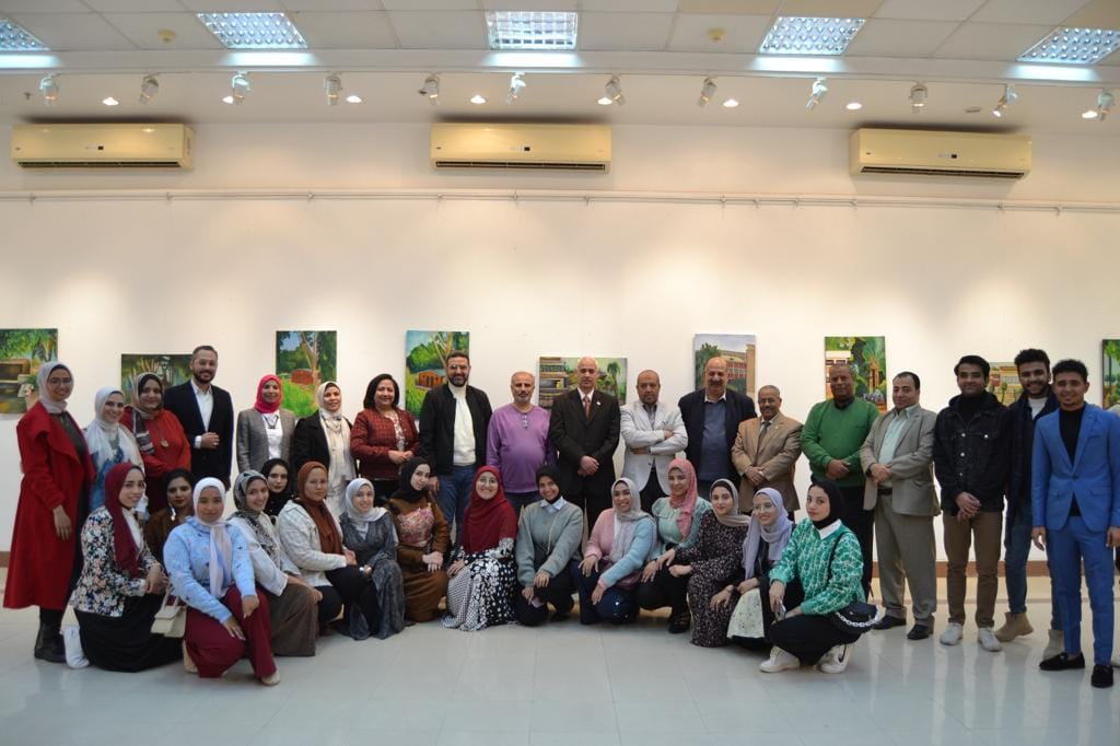 الدكتور / أحمد عبدالمولى  نائب رئيس الجامعة لشئون التعليم والطلاب يفتتح المعرض الفنى " مناظر " لطلاب الفرقة الثالثة بقسم التصوير بكلية الفنون الجميلة بالتعاون مع قصر ثقافة أسيوط 