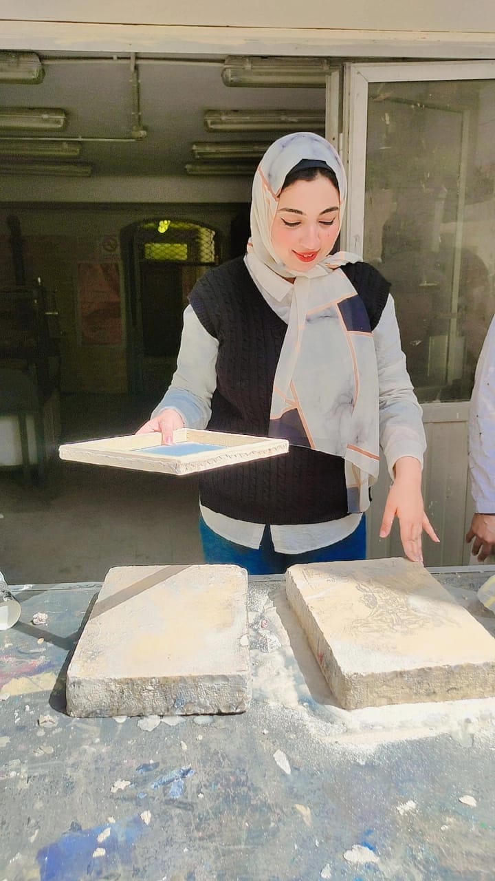 مشاركة الدكتورة نهي المفتي المدرس بقسم الجرافيك والدكتورة هبة فوزي مدرس بقسم الجرفيك وم. بوران يوسف معيد بقسم الجرافيك و م. هبة عرفات معيد بقسم الجرافيك فى الملتقي الثاني لفن الطباعة الليثوجراف بسمبوزيوم الطباعة المسطحة المقام بكلية الفنون الجميلة جامعة ا