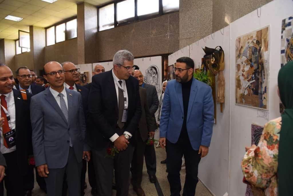 مشاركة كلية الفنون الجميلة بمعرض فنى على هامش المنتدى الأول للجامعات المصرية والمنعقد فى رحاب جامعة أسيوط