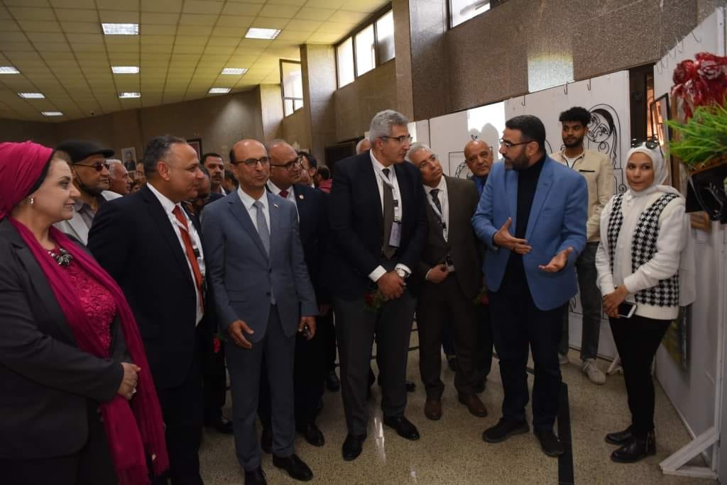 مشاركة كلية الفنون الجميلة بمعرض فنى على هامش المنتدى الأول للجامعات المصرية والمنعقد فى رحاب جامعة أسيوط