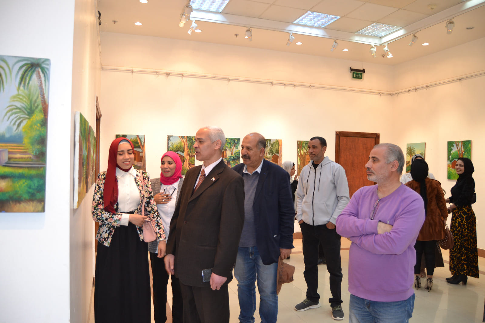 الدكتور / أحمد عبدالمولى  نائب رئيس الجامعة لشئون التعليم والطلاب يفتتح المعرض الفنى " مناظر " لطلاب الفرقة الثالثة بقسم التصوير بكلية الفنون الجميلة بالتعاون مع قصر ثقافة أسيوط 