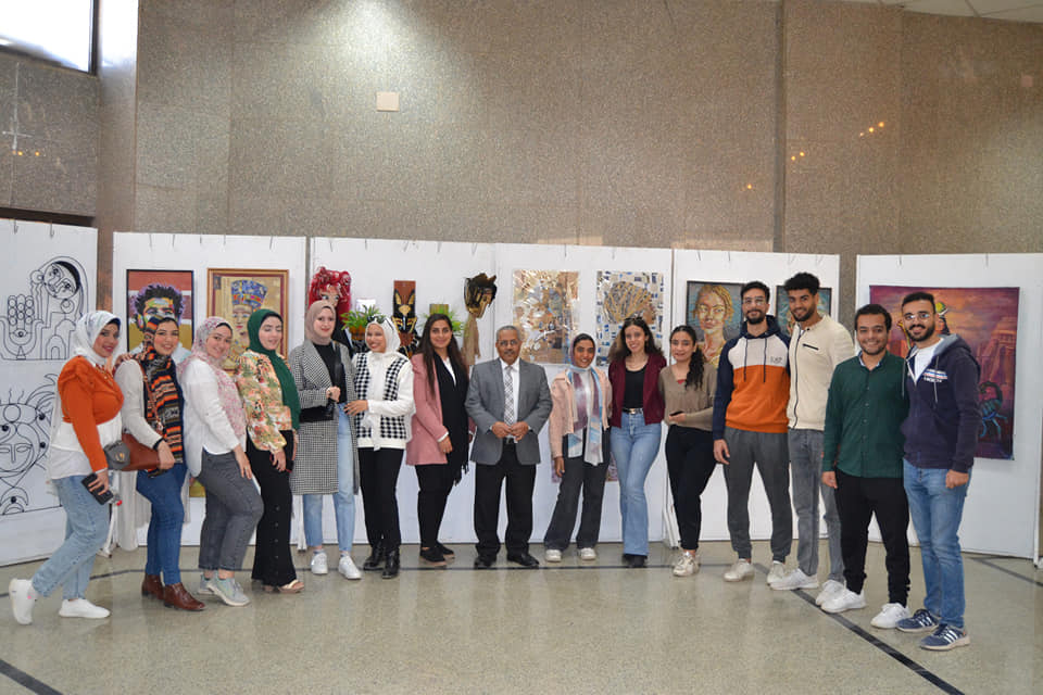 مشاركة كلية الفنون الجميلة بمعرض فنى على هامش المنتدى الأول للجامعات المصرية والمنعقد فى رحاب جامعة أسيوط