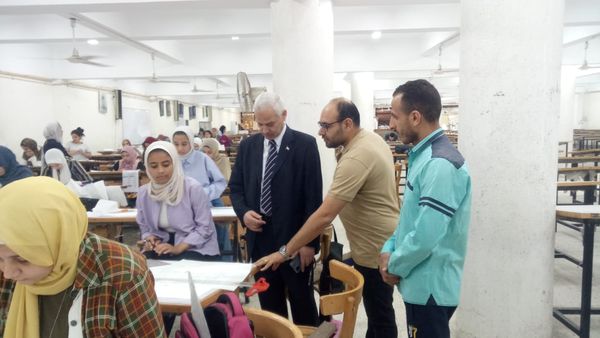 الاستاذ الدكتور / احمد محمد عبد المولى نائب رئيس الجامعة لشئون التعليم والطلاب  يتفقد سير امتحانات الفرقة الرابعة بالكلية