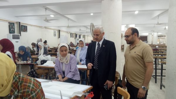 الاستاذ الدكتور / احمد محمد عبد المولى نائب رئيس الجامعة لشئون التعليم والطلاب  يتفقد سير امتحانات الفرقة الرابعة بالكلية