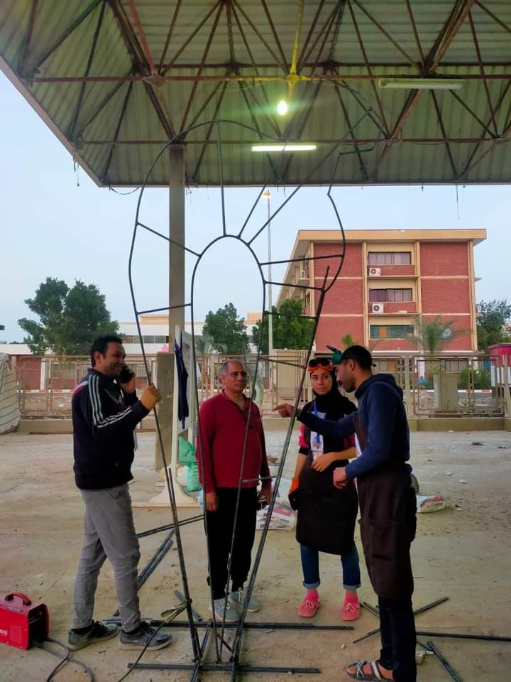 مشاركة وفد من طلاب قسم النحت بكلية الفنون الجميله جامعة اسيوط فى سمبوزيوم النحت والخزف  كلية التربية النوعية جامعة جنوب الوادي فى الفترة من ١٩ إلى ٢٩مارس ٢٠٢٢ م بعمل نحتي بأسم  (قطه) نحت مجسم بالحديد والصاج ارتفاع ٥ متر